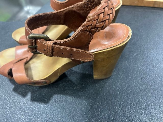 Sandalias de piel con suela de madera