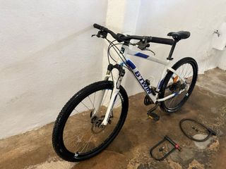 Bicicleta B-Twin Blanca y Azul