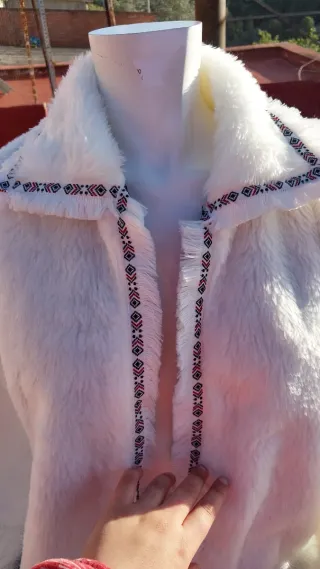 Chaqueta blanca con bordado étnico