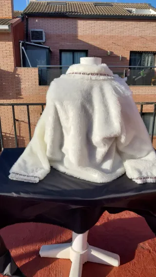 Chaqueta blanca con bordado étnico