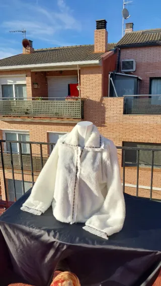 Chaqueta blanca con bordado étnico