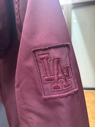 Chaqueta impermeable Bomber Bershka vinotinto