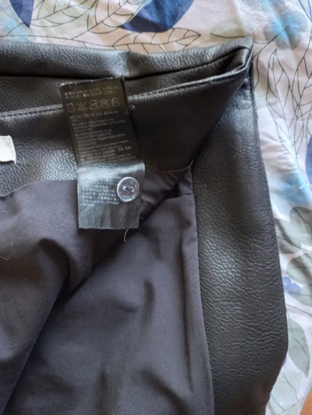 Falda corta efecto piel negra