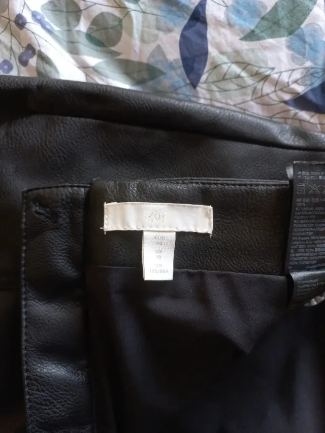 Falda corta efecto piel negra