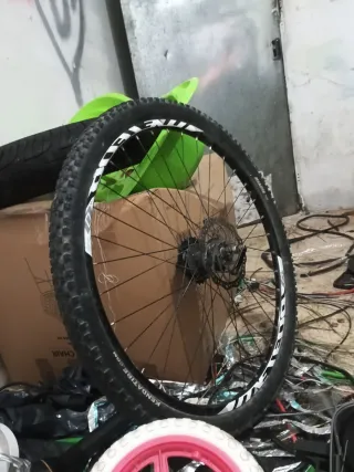 Rueda Bicicleta con Piñonera y Freno