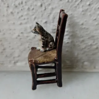Sedia in miniatura in ceramica con gatto