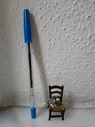 Sedia in miniatura in ceramica con gatto