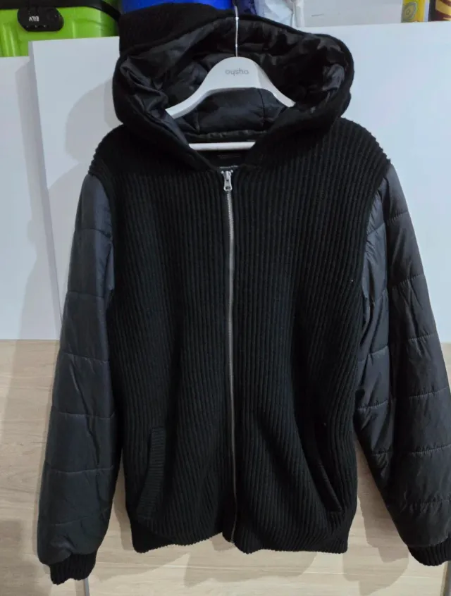 Chaqueta con capucha negra hombre