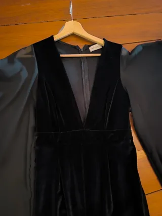 Mono de fiesta negro con mangas acampanadas