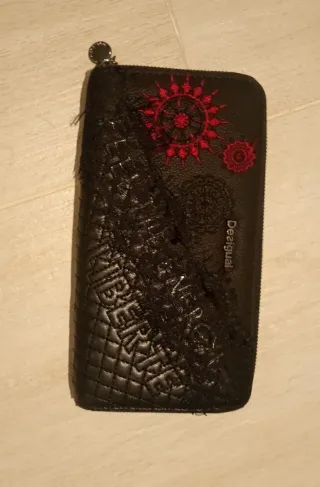 Cartera Desigual Negra con Detalles Rojos