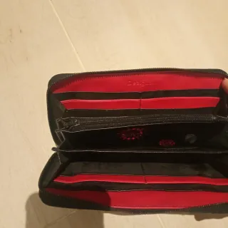 Cartera Desigual Negra con Detalles Rojos