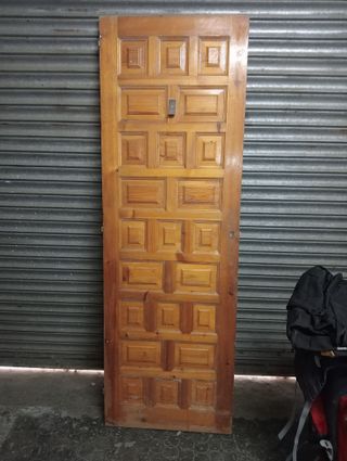 Puerta de pino para vivienda