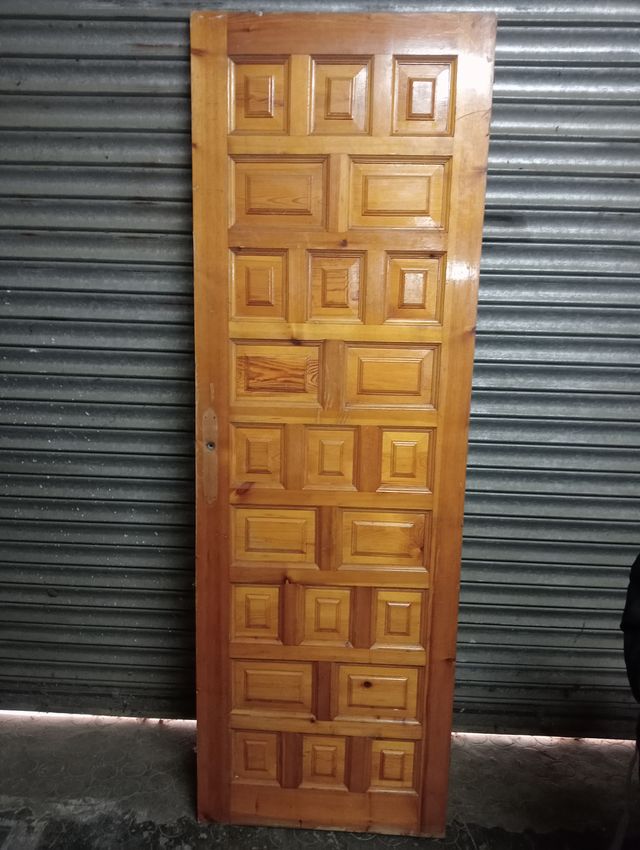 Puerta de pino para vivienda