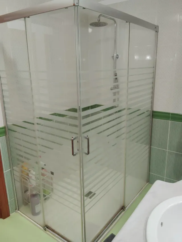 Plato de ducha y mampara corredera