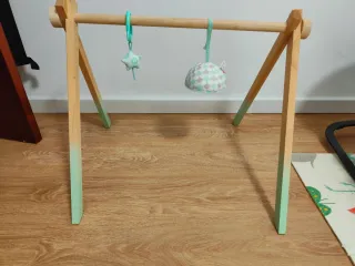 Gimnasio de madera para bebé