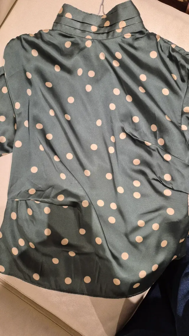 Blusa Zara lunares crema y verde