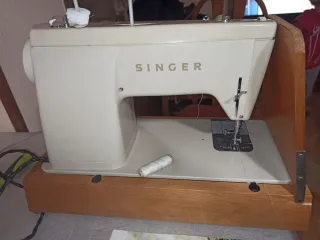 Máquina de coser Singer 518 con maleta