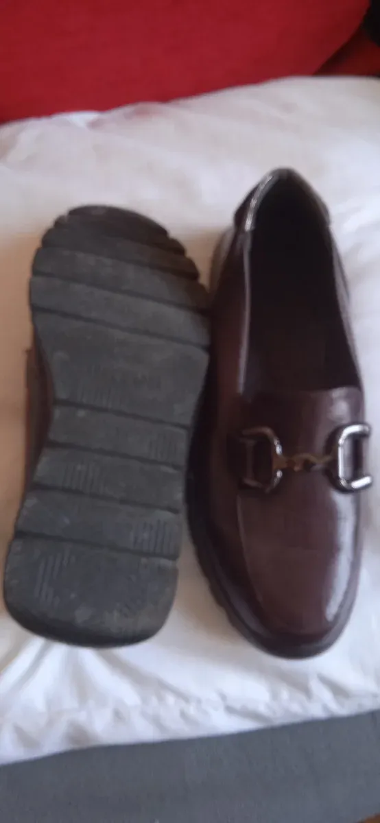 Zapatos marrones de charol, negros y beige