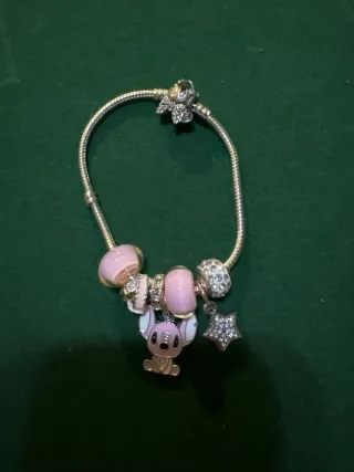 Pulsera con charms de Stitch y estrellas