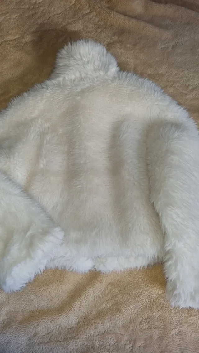 Bershka Chaquetón pelo blanco chica