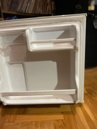 Nevera pequeña con pegatinas