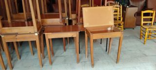 Pupitres de madera, 5€ cada uno.