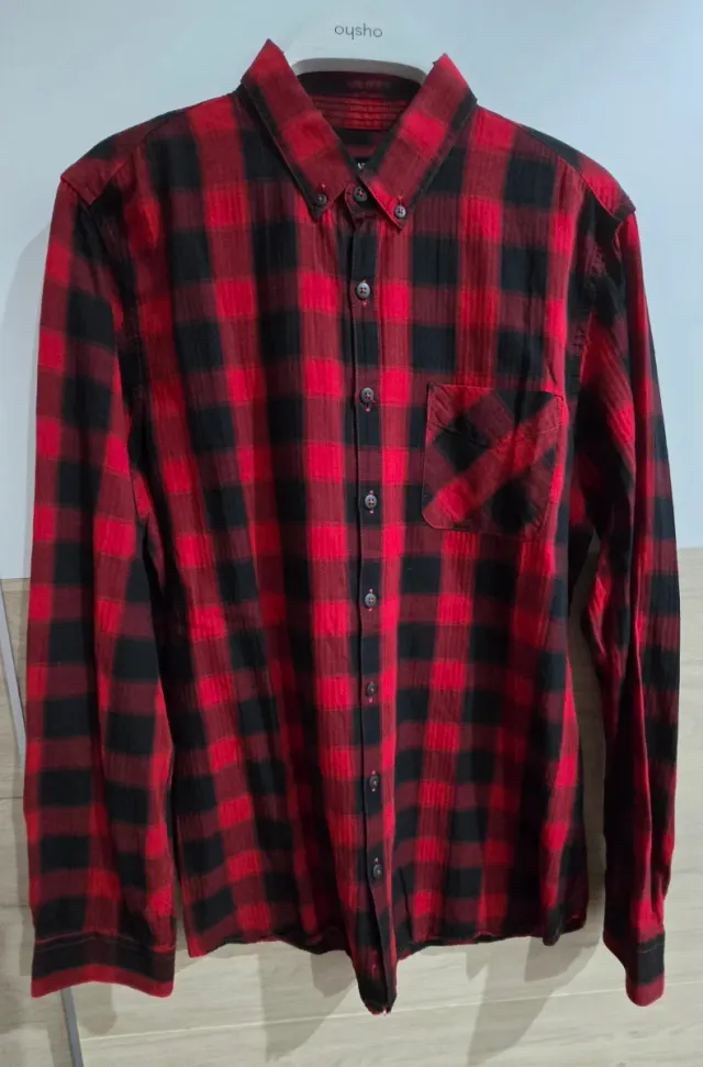 Camisa de cuadros roja y negra