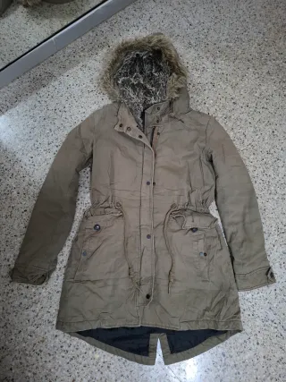 Chaqueta verde militar con capucha