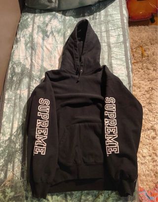 Felpa Supreme Nera con Logo sulle Maniche