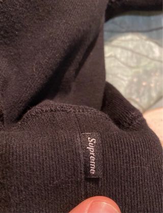 Felpa Supreme Nera con Logo sulle Maniche