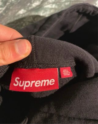 Felpa Supreme Nera con Logo sulle Maniche