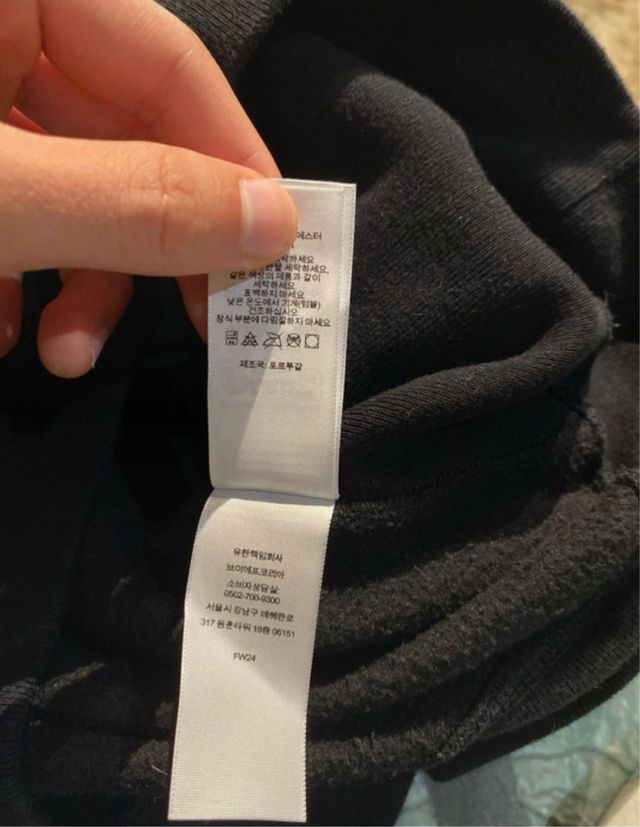 Felpa Supreme Nera con Logo sulle Maniche