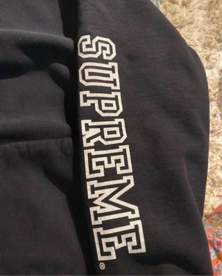 Felpa Supreme Nera con Logo sulle Maniche