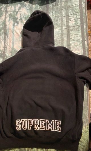 Felpa Supreme Nera con Logo sulle Maniche