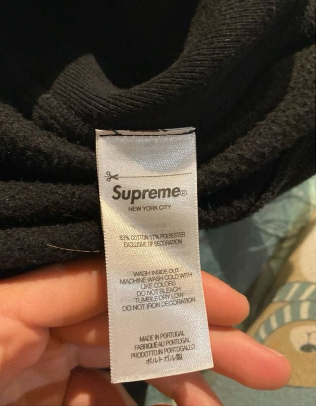 Felpa Supreme Nera con Logo sulle Maniche