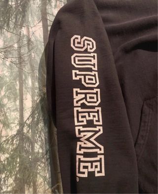 Felpa Supreme Nera con Logo sulle Maniche