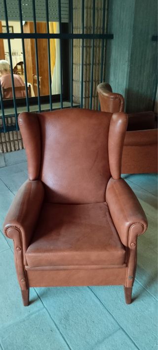 Sillón de piel marrón