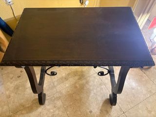 Mesa madera rústica con detalles