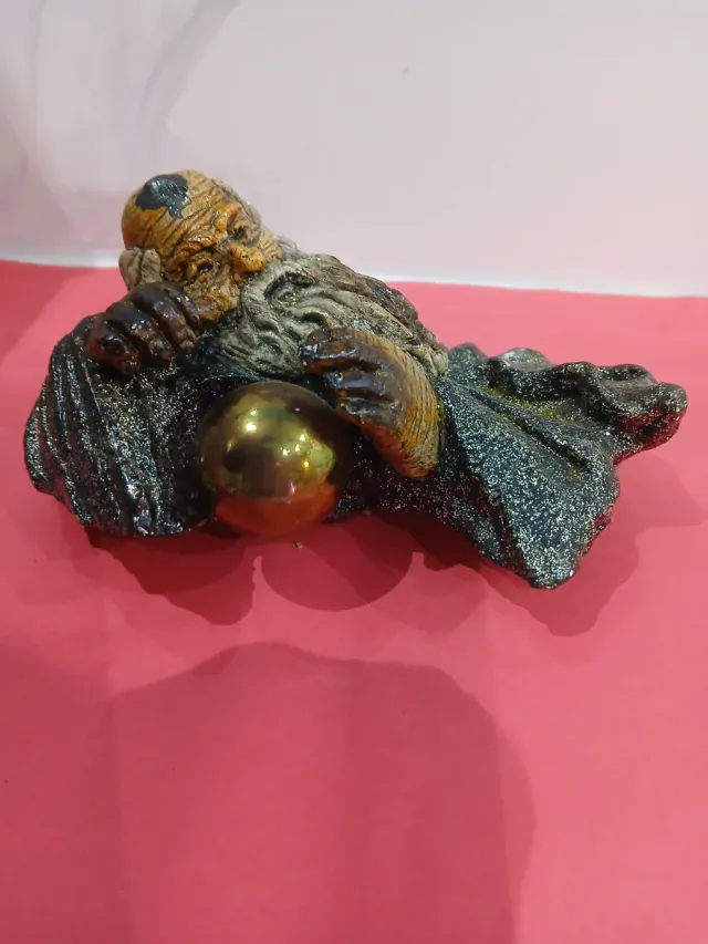 Figura de estuco de mago con esfera