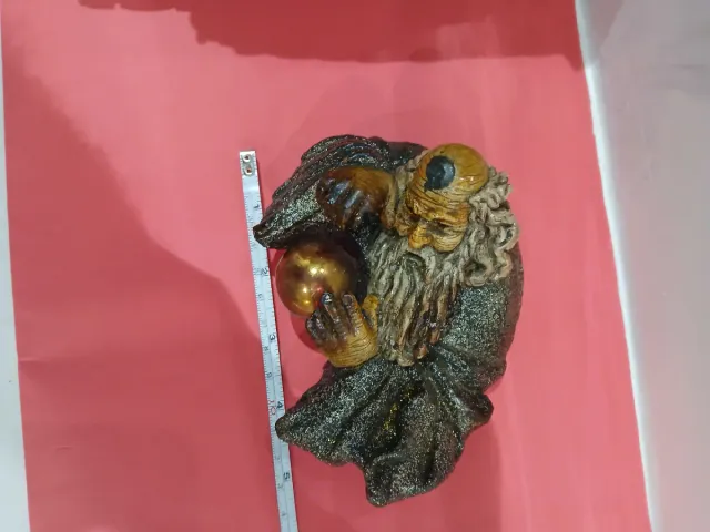 Figura de estuco de mago con esfera
