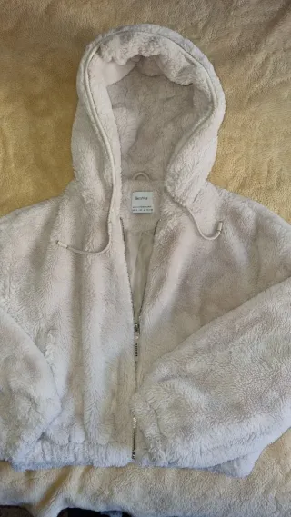Cazadora pelo capucha Bershka talla S