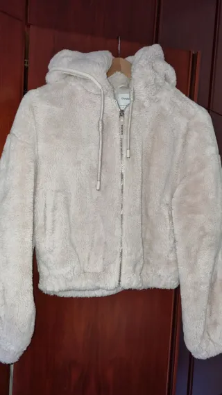 Cazadora pelo capucha Bershka talla S