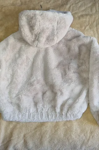 Cazadora pelo capucha Bershka talla S