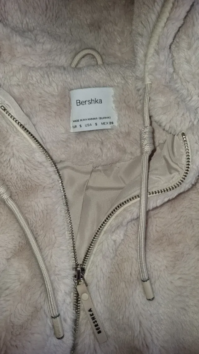 Cazadora pelo capucha Bershka talla S