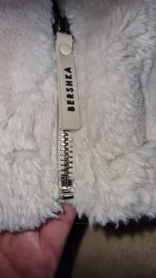 Cazadora pelo capucha Bershka talla S