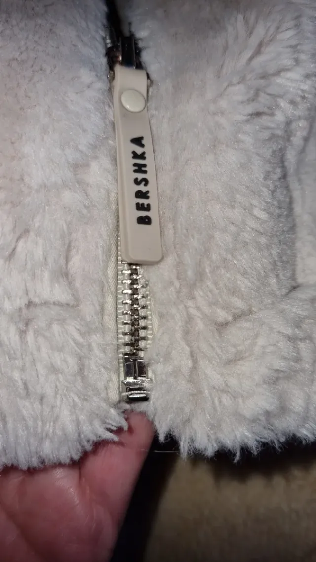Cazadora pelo capucha Bershka talla S