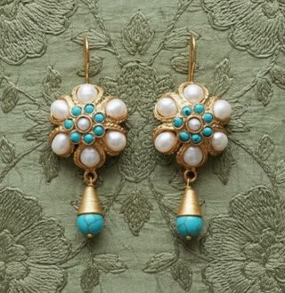 Pendientes de piedras turquesas y perlas