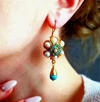Pendientes de piedras turquesas y perlas