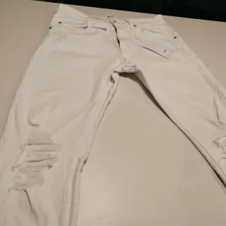 Pantalón blanco de algodón con rotos