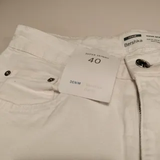 Pantalón blanco de algodón con rotos